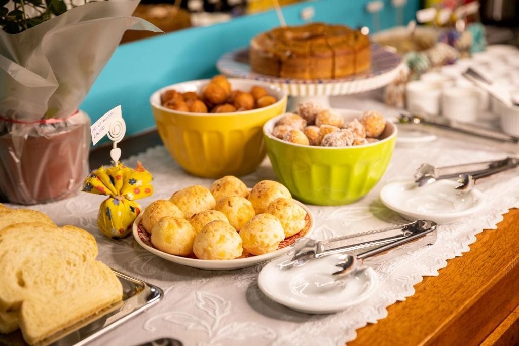 Pão de queijo, bolinhos e bolo do café da manhã caseiro