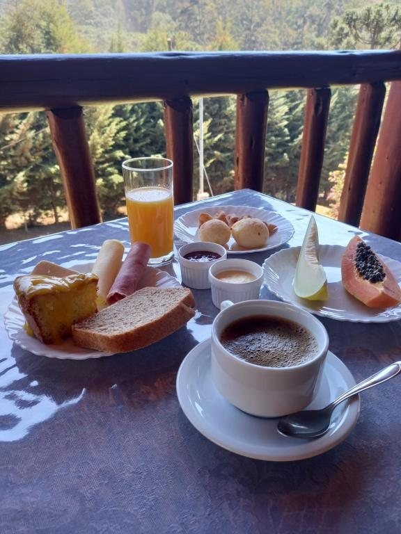Café da manhã servido na varanda com vista para a mata