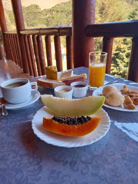 Mamão, melão, pão de queijo e café servidos na varanda
