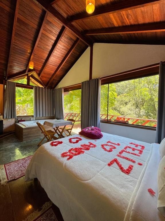 Chalé Correnteza com cama de casal, hidromassagem e janelas para a mata